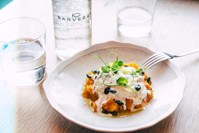 Calabaza asada con mantequilla y salvia, acompañada de stracciatella de burrata