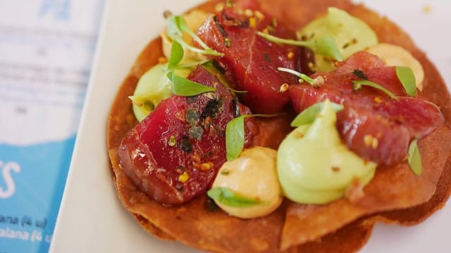 Tosta mejicana, atun rojo, guacamole,y chipotle