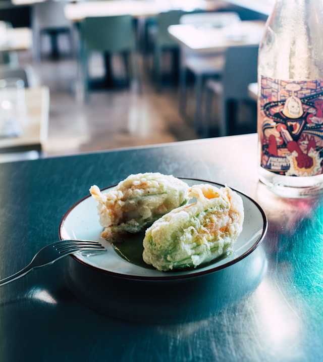 Flor de calabacín rellena de brandada de bacalao