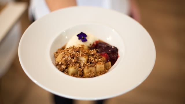 Crumble de Maçã, Coulis de Frutos Vermelhos, Gelado de Baunilha