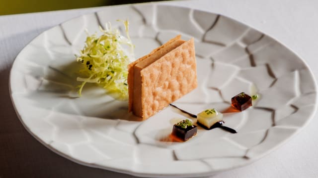 Corte de foie y teja crujiente de pan dulce con naranja