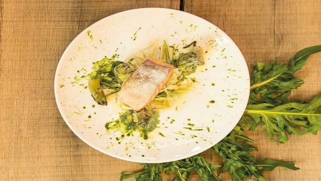 Salmone Western Ross con puntarelle di cicoria e yogurt