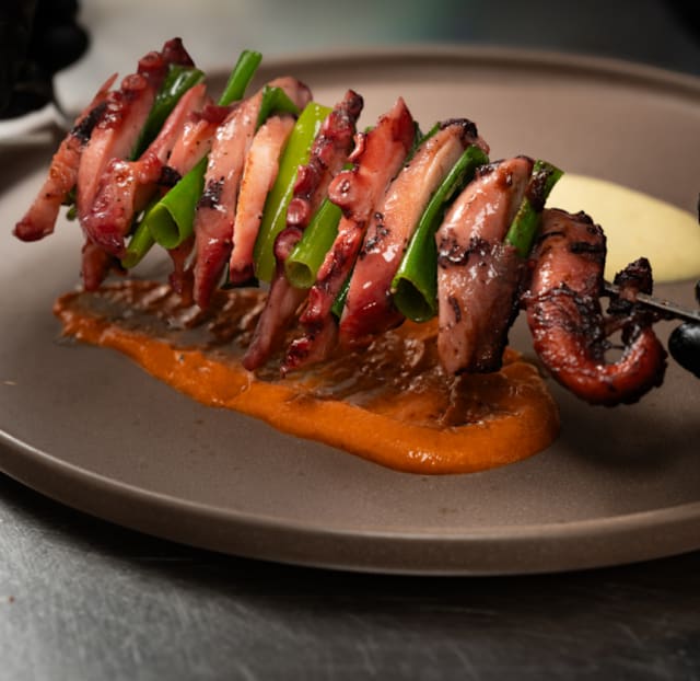 BROCHETA DE PULPO CON MOJO CANARIO Y PATATA