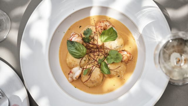 Albóndigas de pescado con salsa de curry rojo