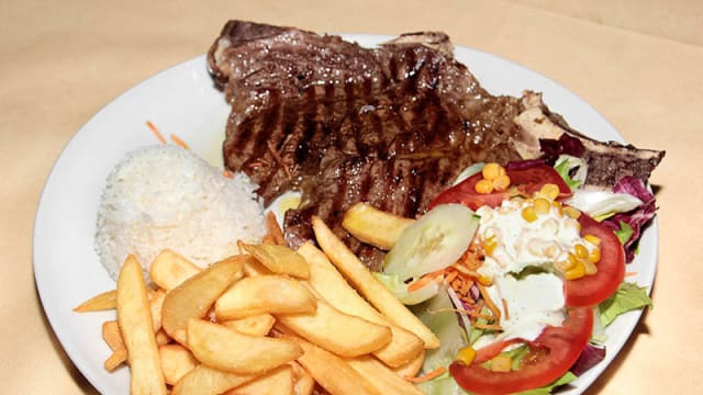 carne con insalata e patate