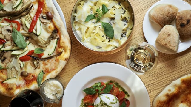 Pizza verduri, pappardelle à la crème de truffe, tomates et mozzarella di bufala