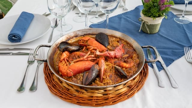 Paella imperial de bogavante.
