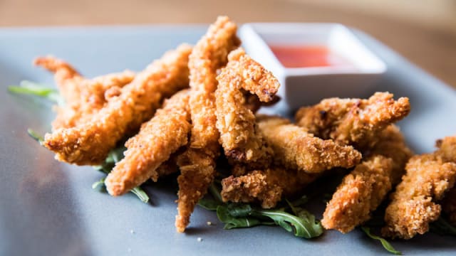Tiras de pollo con salsa Thai.