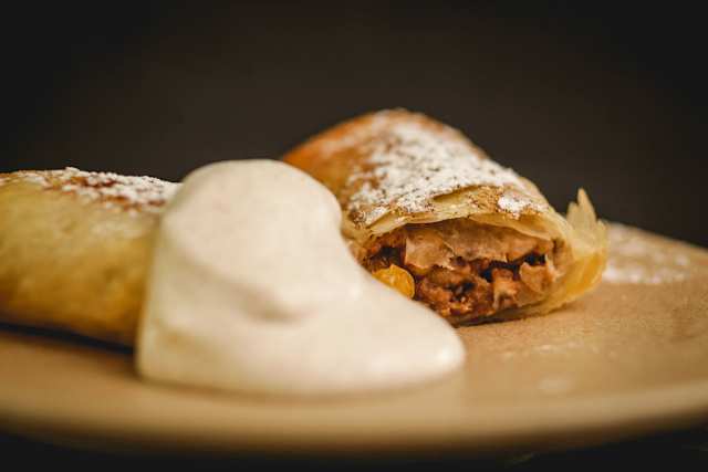 Strudel de pera, nata e baunilha