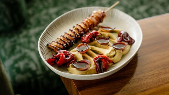 Polvo, hummus e salsa