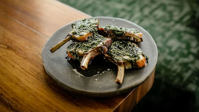 Borrego e pesto de salsa e parmesão 