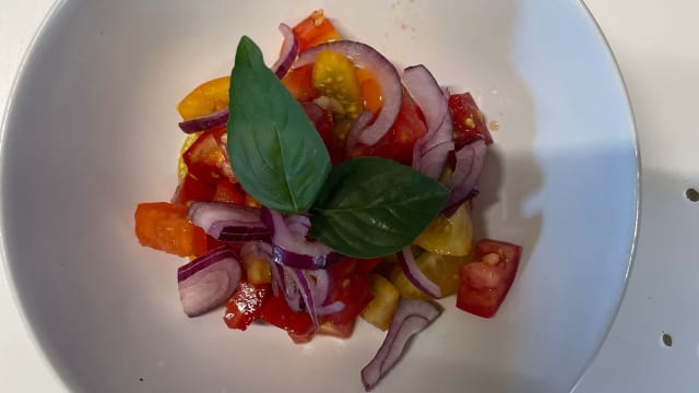 Insalata di pomodori e cipolle del nostro orto