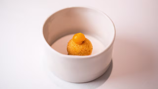 Sfera liquida di parmigiano con gel di frutto della passione