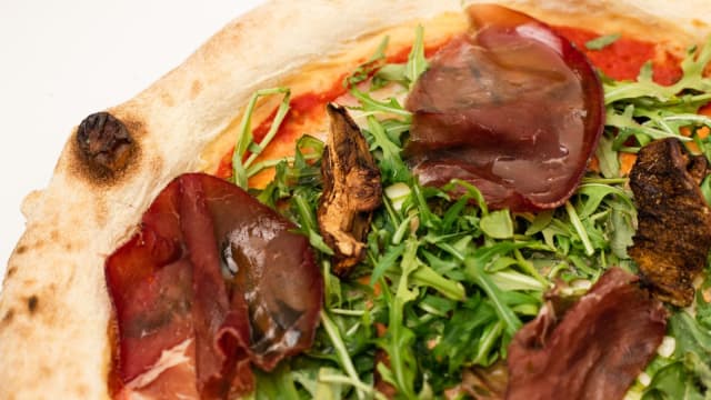 PIEMONTE: Pomodoro San Marzano, mozzarella fior di latte, funghi porcini, Bresaola punta d’anca IGP, rucola