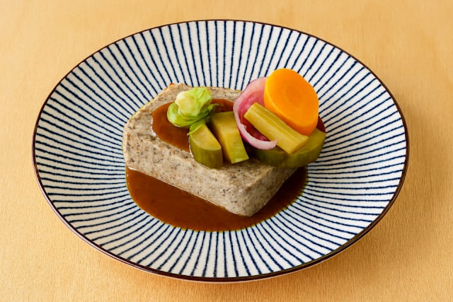 Terrine de campagne aux pistaches, pickles maison  / Country-style terrine with pistachios and house-made pickles