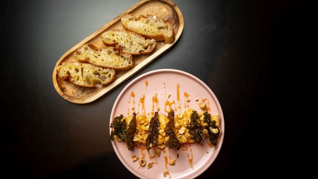 Hummus de kimchi, cacahuate tostado, kale crujiente
