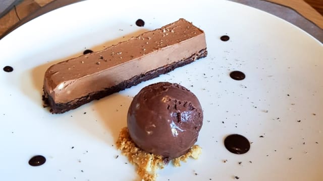 Entremet royal au chocolat grand cru parfumé à la fève tonka 12€
