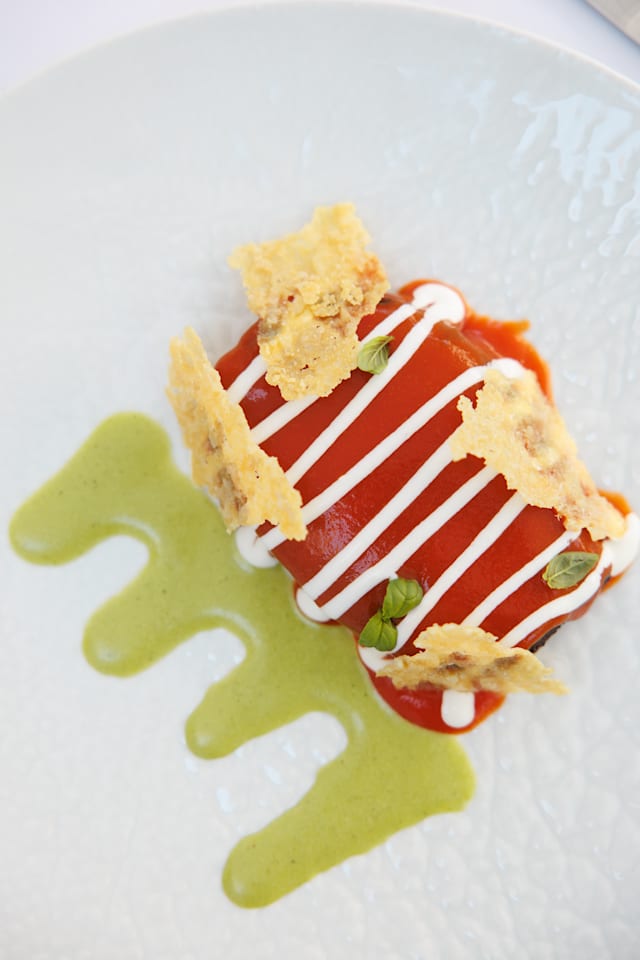 “Ricordo di una parmigiana”, melanzana, coulis di datterino rosso,fonduta e croccante di parmigiano 