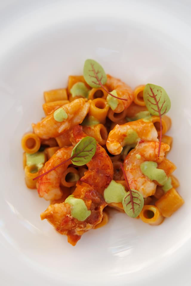 Tubettoni ai crostacei, astice, gamberi viola e scampi, cotti nella loro bisque ed essenza al basilico 