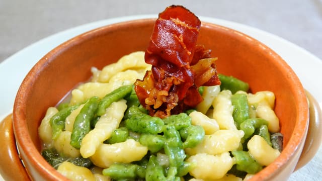 Spatzle della tradizione, burro, salvia e speck