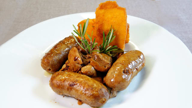 Salsiccia con polenta e funghi
