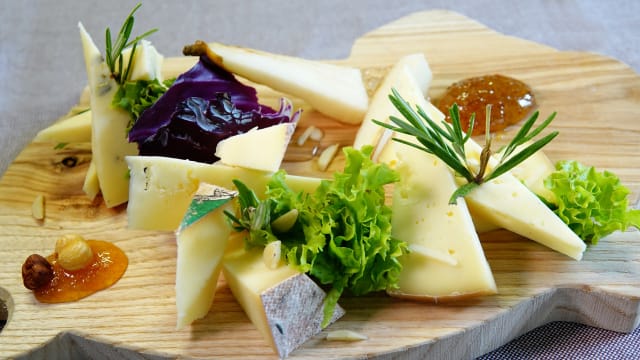 Tagliere di formaggio e le sue mostarde