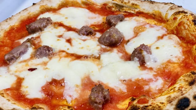 Pizza con salsiccia