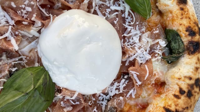 Pizza Bufala Crudo parmigiano pomodoro 