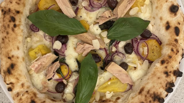 Focaccia tonno cipolla olive e pomodorini gialli