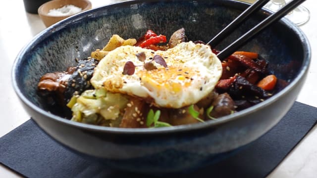 Buddha Bowl, riz japonais, légumes frais, œuf bio, vinaigrette au miso
