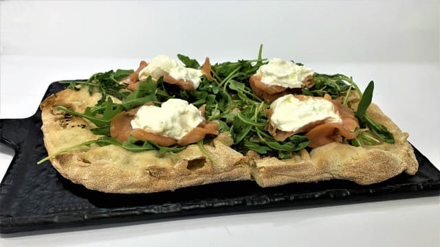 Pinsa salmone, burrata e rucola