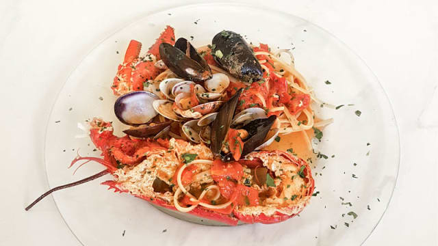 Linguine con astice canadese, delizie di mare e pomodorini del vesuvio