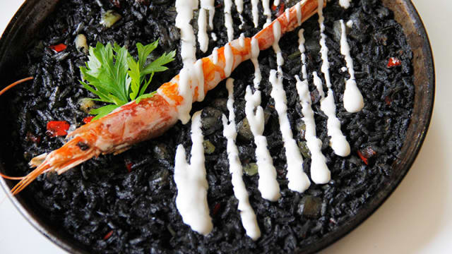 Arroz negro con gambón y ali-oli de lima
