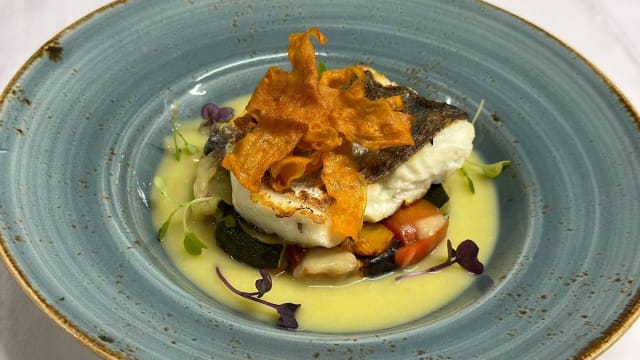 Merluza fresca sobre crema de verduras. 