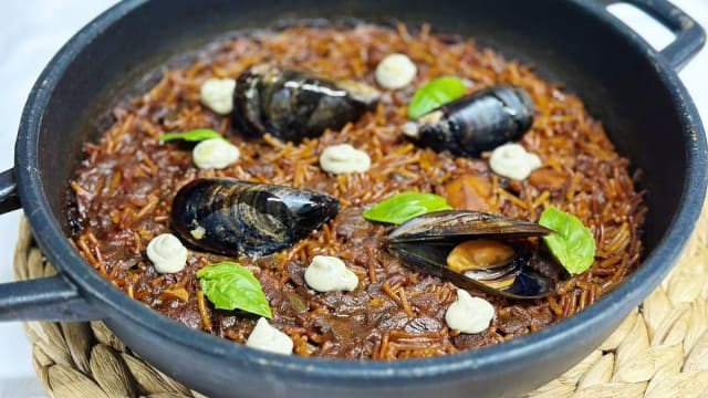 Fideuá de marisco.