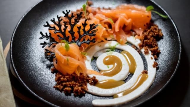 Salmone Marinato al Bitter Montanaro, Panna cotta al Grana Padano DOP,	Crumble di Nocciola IGP e Agave, Senape al Miele e Cialda al Carbone Vegetale