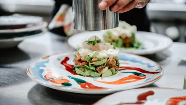La frisa destrutturata don verdure croccanti, stracciatella e tartare di gamberi