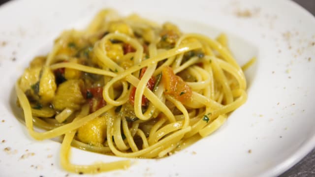 Pasta con pesce e pomodoro fresco