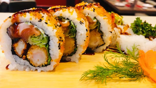 Bonheur Miyazaki Roll ( Poulet panée, crevettes panée, saumon)