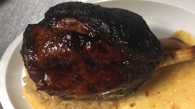 Jarret de porc sur lit de choucroute 