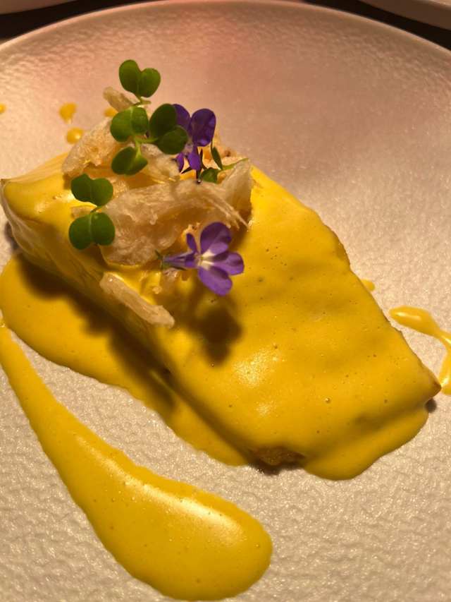 Lubina al pipil con ají amarillo y gamba cristal