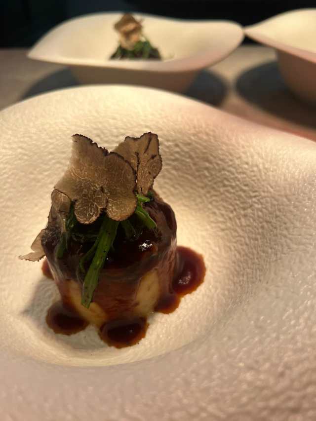 Huevo poché trufado con chirivia y apio crujiente