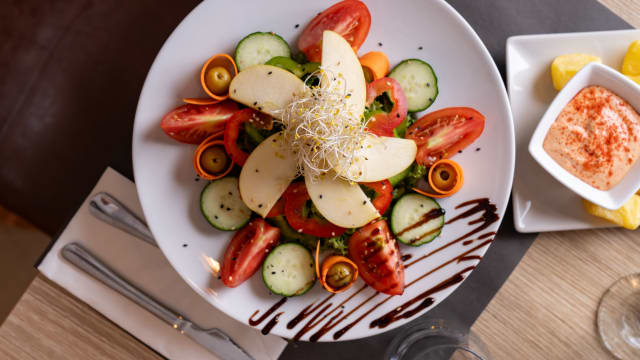 ENSALADA VERDE TOMATE, LECHUGA, PEPINO, MANZANA, OLIVAS, ZANAHORIA, ALFALFA, SESAMO, SAL, VIN.MODENA Green salad tomato, cucumber, olives, carrot, lettuce, soybean, sesame, salt, balsamic vinegar
