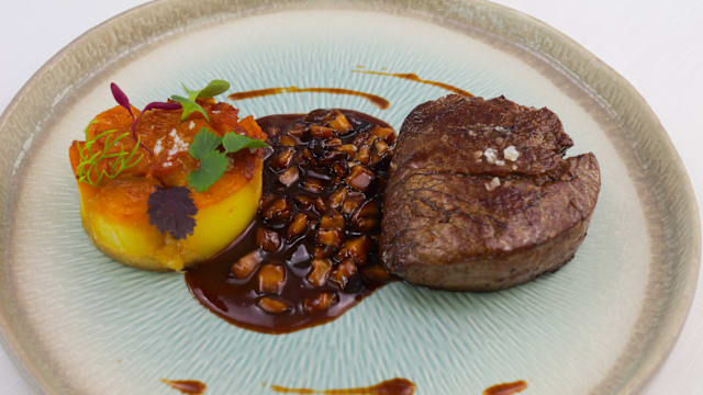 Filetto di manzo con tatin di patata novella e salsa Diane 