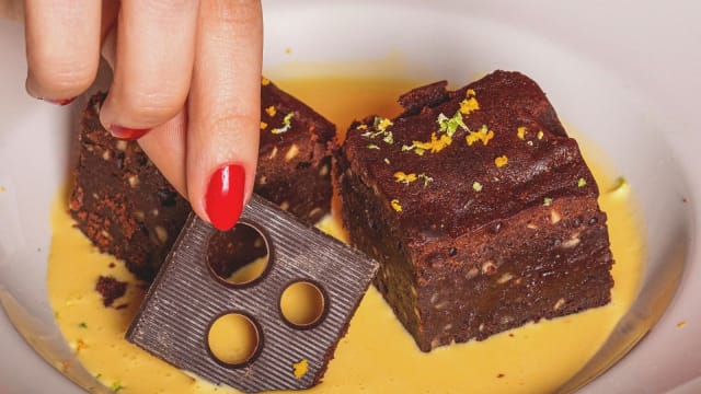 Brownie al Cioccolato Fondente con Crema Inglese & Agrumi