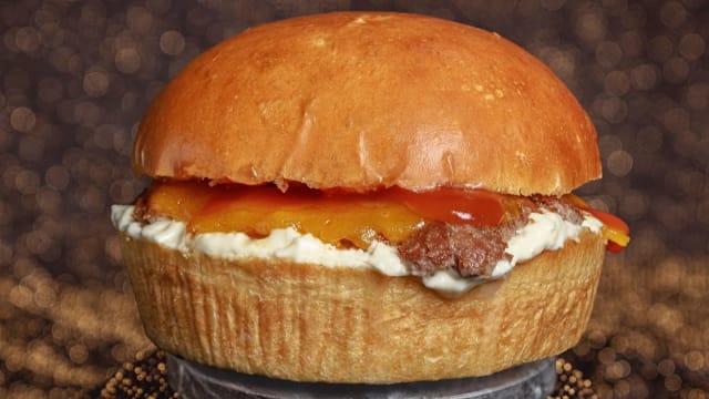 Cheese JR Una nueva burger más sencilla pero con la misma calidad: disco de ternera, queso cheddar, ketchup, mayo y nuestro pan brioche.