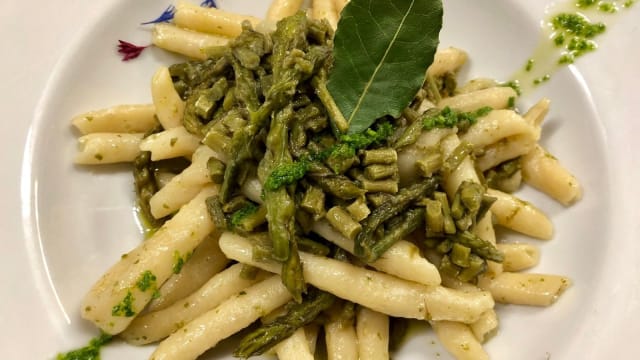 Maccarrones de busa agli asparagi selvatici