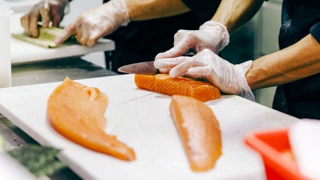 Découpe de saumon Bomlo