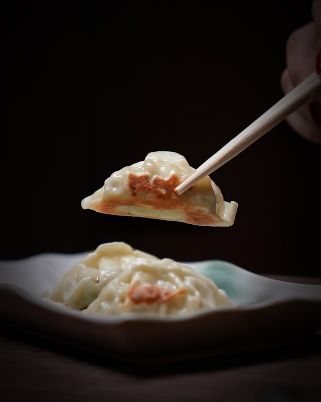 Empanadillas doradas y crujientes, rellenas y con una superficie brillante.