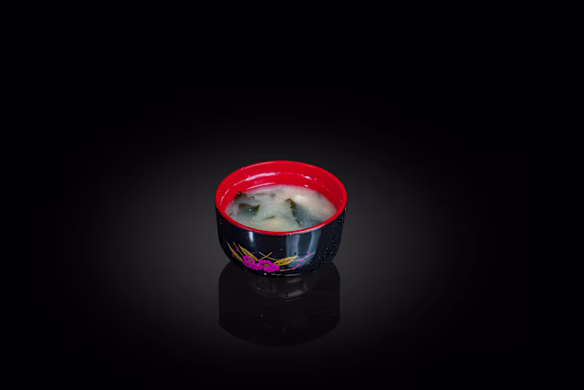 Sopa de miso tradicional con caldo ligero y sabroso, trozos de tofu y algas.